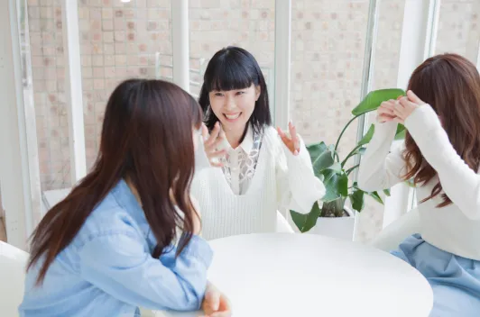 口元を隠さずにコミュニケーションが取れる